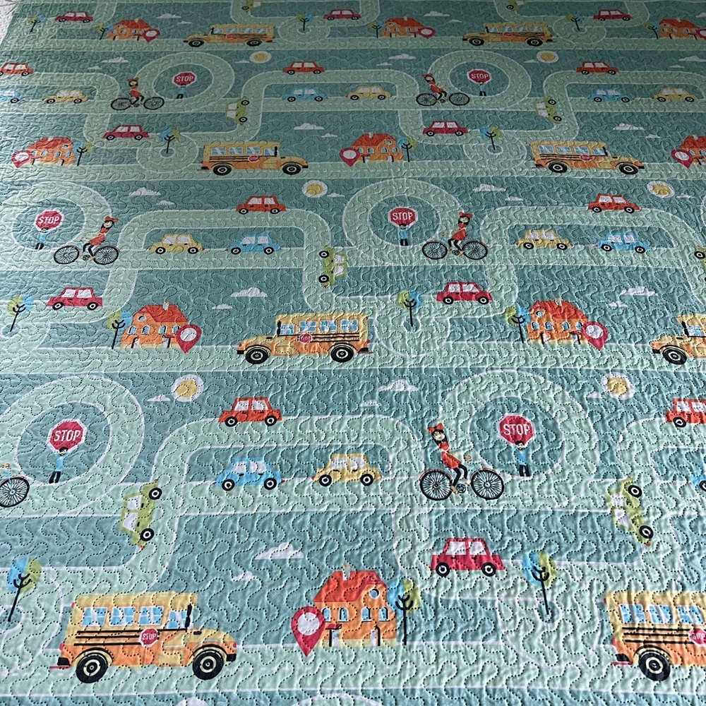 Twin size child lightweight bed cover, includes one standard pillow sham.